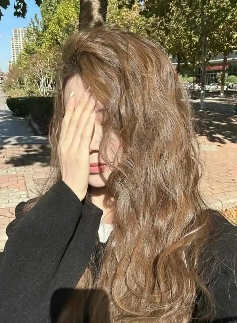 显白2个度的发色 染一次爱一次.今年超好看的一款亚麻色系可酷 - 抖音