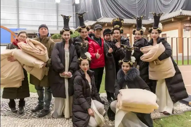 据悉拍摄过程中,演员们惊艳的舞蹈神韵和气质,不畏严寒,不畏苦难的