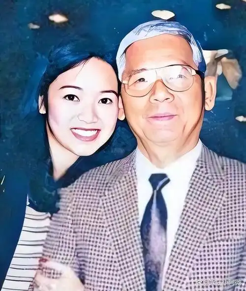 侯佩岑妈妈林月云撬走两任闺蜜老公又和女婿亲密互动被嘲