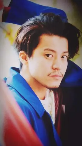 穿西装留胡子的小栗旬究竟有多帅?_日本设计小站_零二七艺考