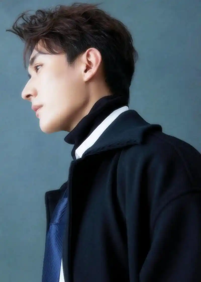 刘学义不笑的时候好帅,厚脸皮的帅!