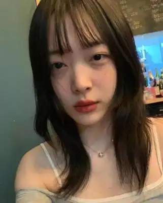 韩国歌手崔子资料-"蜜桃少女"崔雪莉:因"尺度片"和恋情遭群嘲,仅25岁