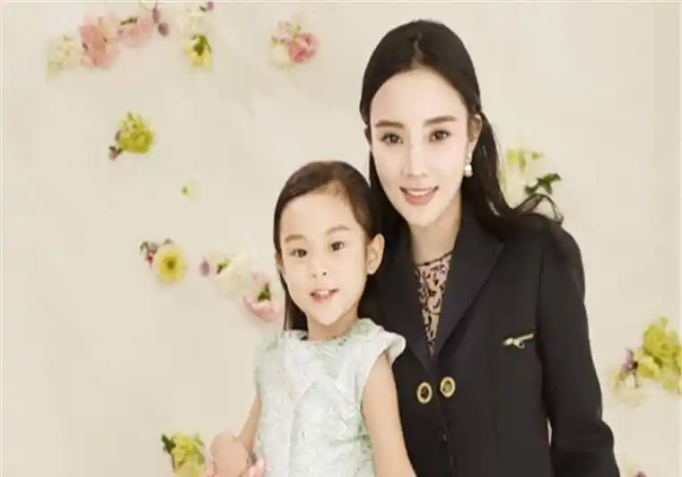 李小璐带甜馨游故宫,身穿亲子装十分温馨,长大后的甜馨很优秀.