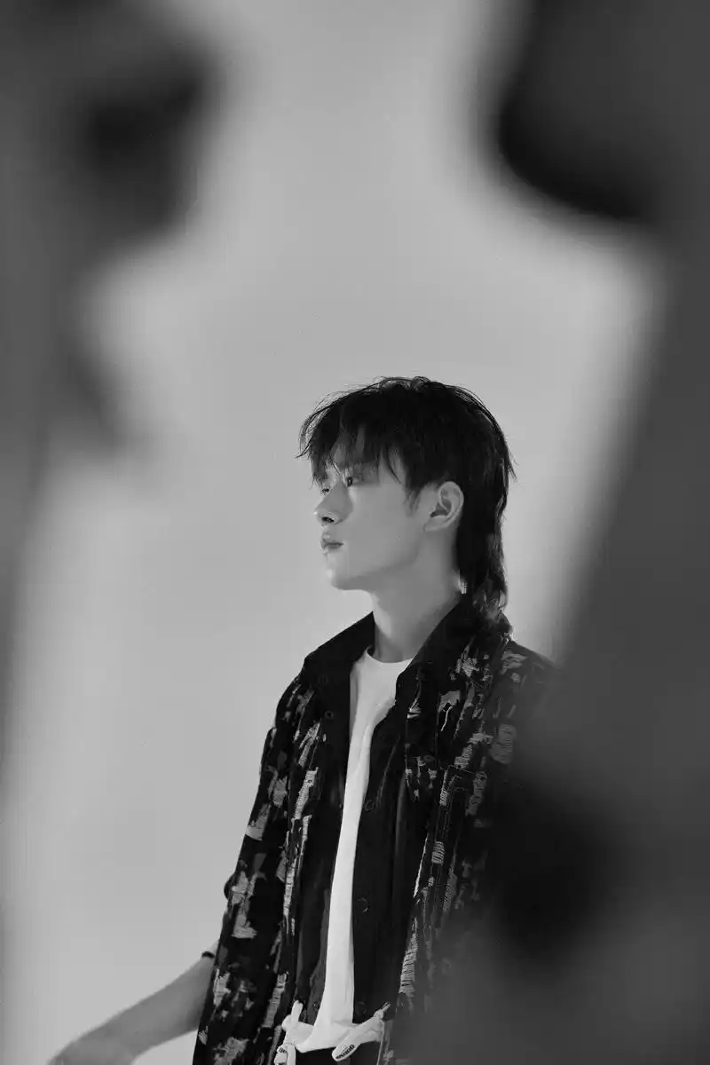 hold住易烊千玺发型,还是那么干净,清爽,利落,易烊千玺是怎么做到的换