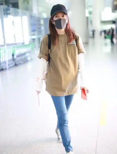 小燕子回来啦!赵薇减肥成功瘦出新高度,素颜现身机场大眼灵气足