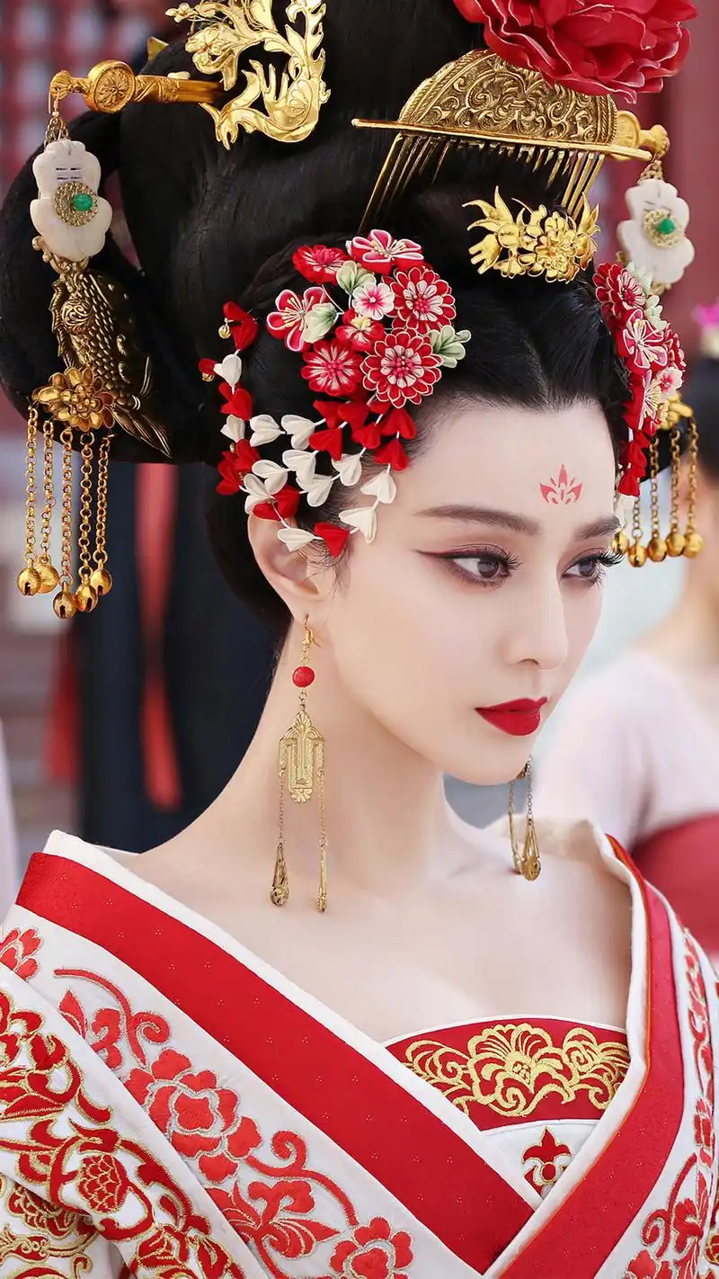 图3范冰冰一身红衣!(注:图片来源于网络)