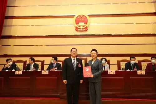 会议接受李廷忠,唐桂阳,熊瑛,方琳辞去深圳市人大常委会委员职务,其中