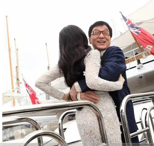 分类:范冰冰专辑| 阅读(110)| 评论(1) 范冰冰"强抱"成龙 2013-05