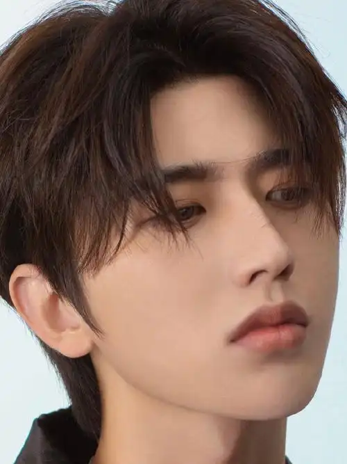 蔡徐坤分享侧颜随拍