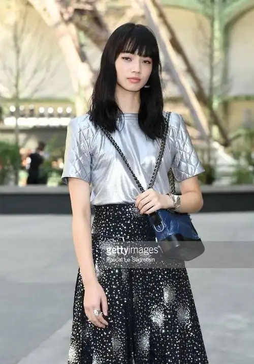 小松菜奈参加香奈儿秋冬高级时装活动, 颇具时尚范
