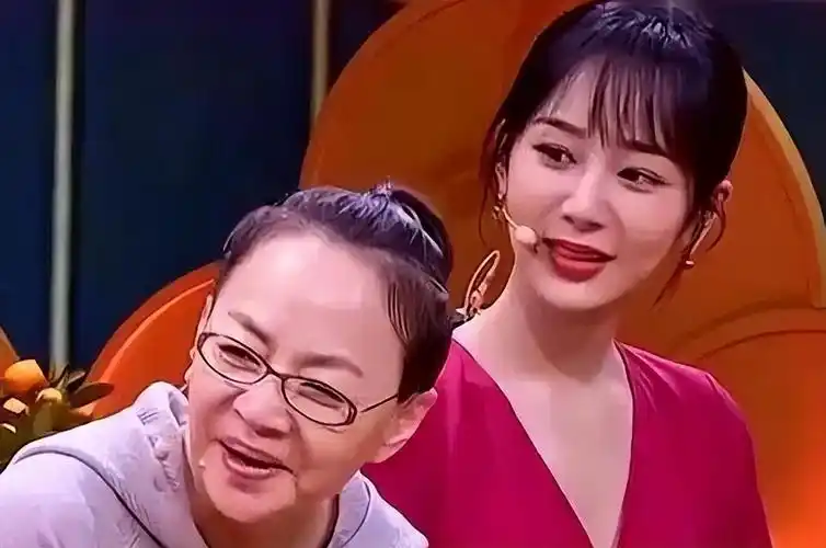 不要看如今的宋丹丹不修边幅当年的她漂亮连到倪萍都被比下去