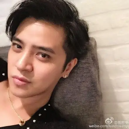 罗志祥魅惑自拍新浪娱乐讯 1月22日21点13分,罗志祥[微博]通过微博晒