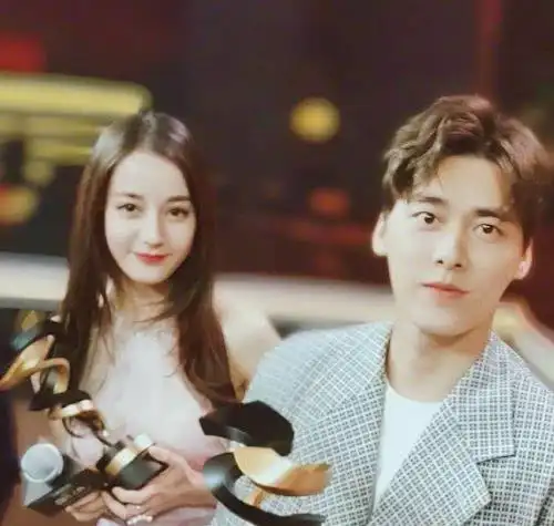 有一种神仙同框叫李易峰和迪丽热巴再度同台领奖网友配