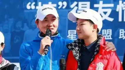 孙楠和儿子罕见合体现身,15岁孙苝身高快超爸,父子共用一张脸