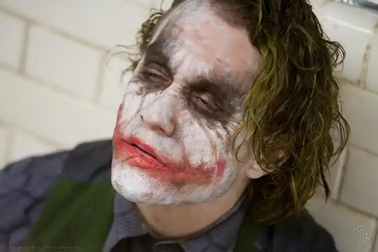 我想和希斯莱杰聊聊,他是不是真地发现了小丑并非病态,而是底层人对