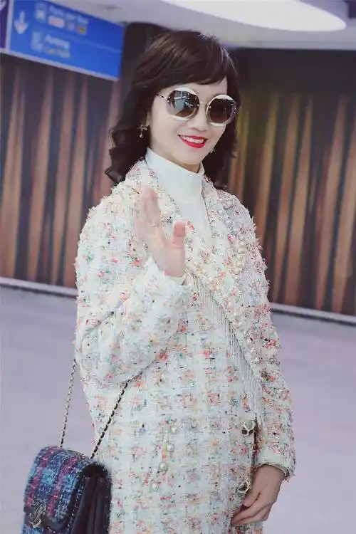赵雅芝穿多款色彩的大衣 尽显风采
