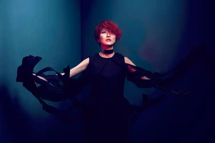 近日,态度歌手蔡淳佳一组最新酷感写真正式曝光,独特的服装搭配,时尚