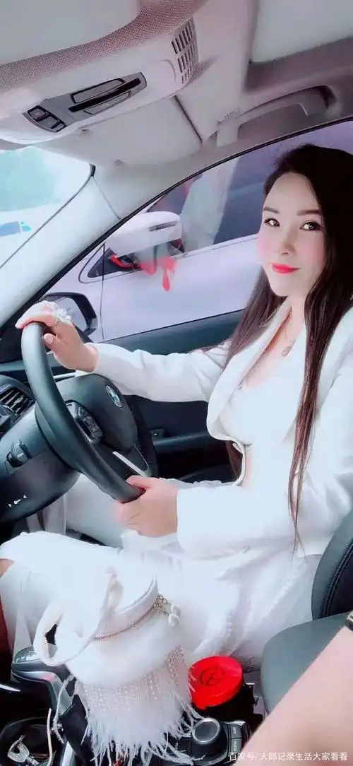 我28岁.一个女人特年轻.45岁说我娶她,她给我两套房我怎么办?