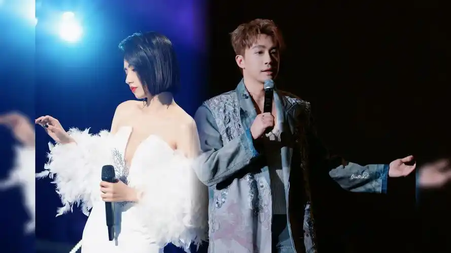 俞灏明x刘惜君 《晚风心里吹》伪合唱现场