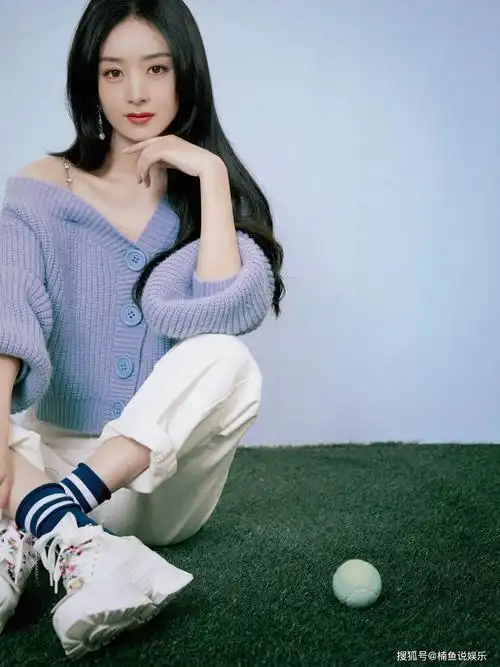 原创离婚后的赵丽颖更美了紫色毛衣大秀香肩长发飘飘气质温柔