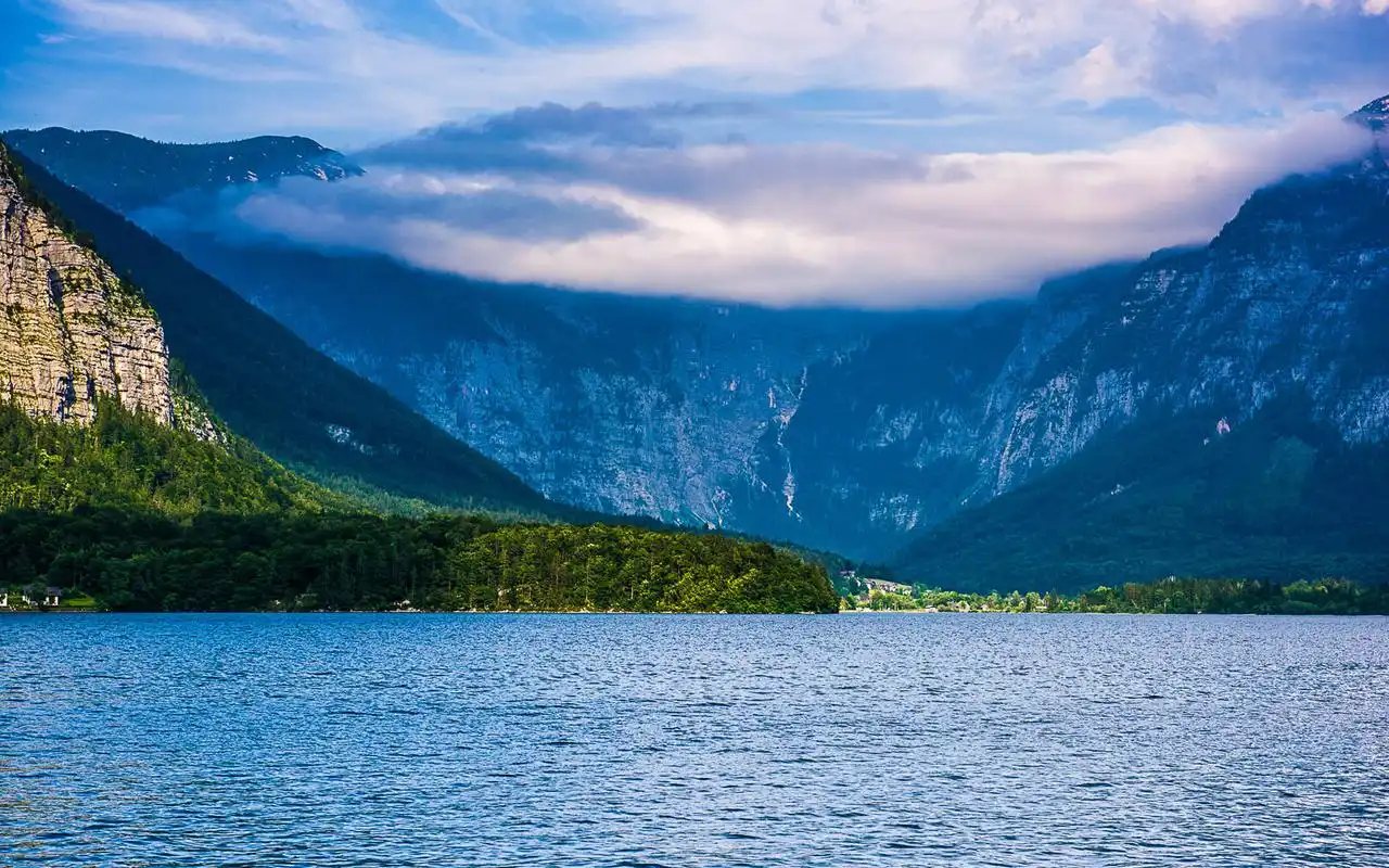 奥地利月亮湖唯美风景图片桌面壁纸