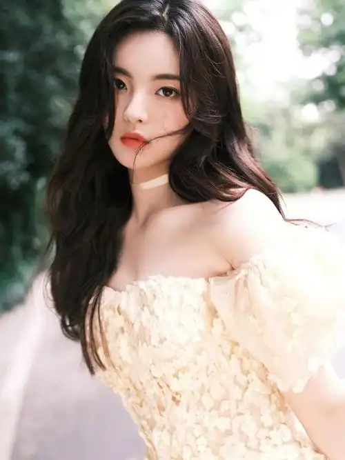 杨超越蝴蝶公主长裙rg淡黄礼服是仙女