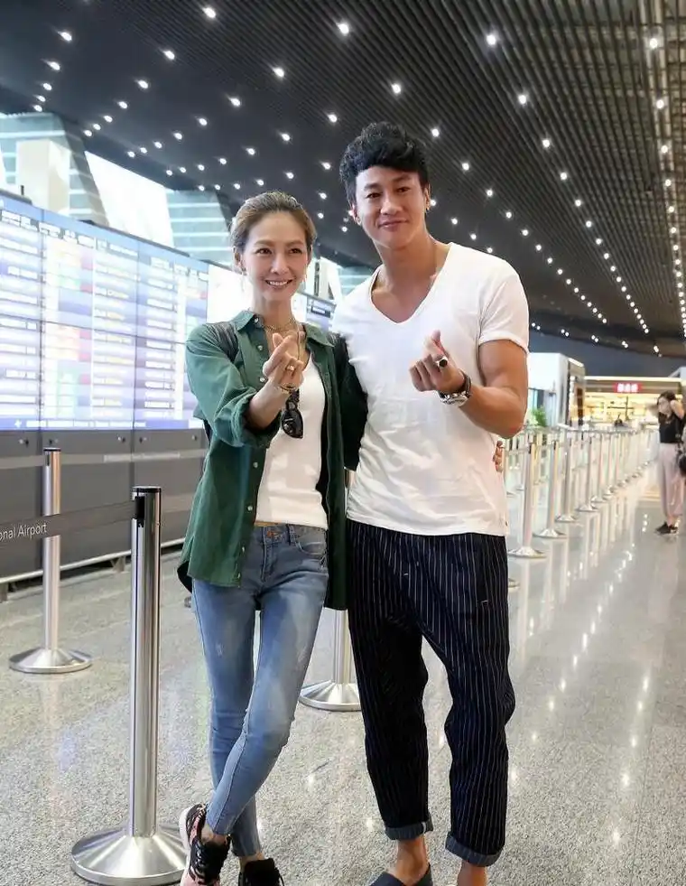 何润东妻子气质真足衬衫配白内搭清新大方穿窄腿裤看出有多瘦