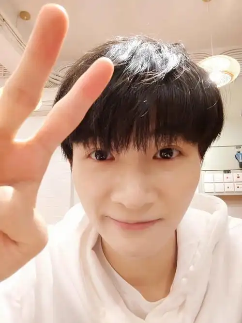 (可爱的周9393,谁看了不迷糊啊~)#周深  #一粒可爱的生米@卡布叻