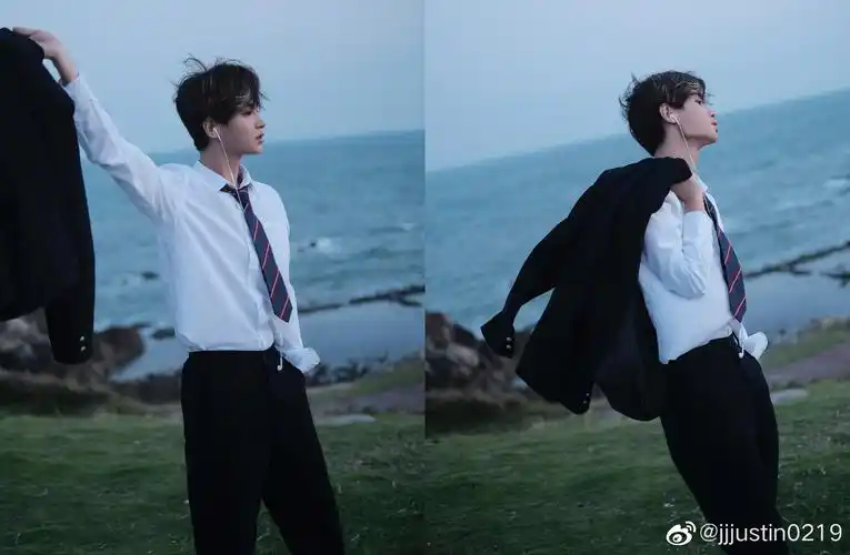 黄明昊一身制服造型,在夜幕下的海边拍摄大片少年如风