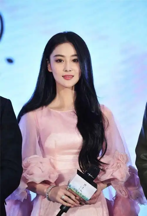 张馨予的气质挺柔的穿粉色裙显出绰约身姿长发看着魅力十足