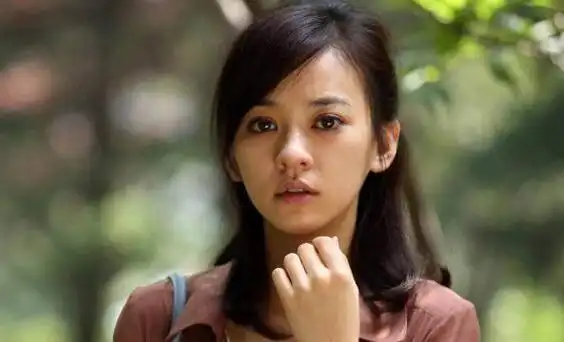 陈意涵因出演《奋斗》中古灵精怪的"小灵仙"而被观众所熟知,并凭借