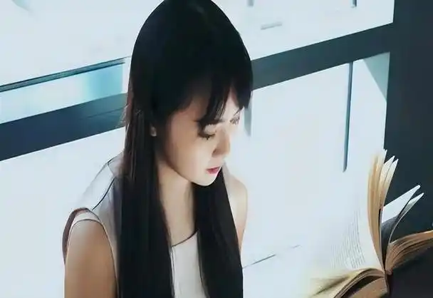 为了让陈怡相信自己的话是真的,布力不知道从哪里找到的照片来给陈怡