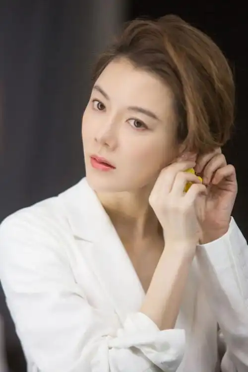 气质!车晓文艺风写真修长天鹅颈优雅迷人