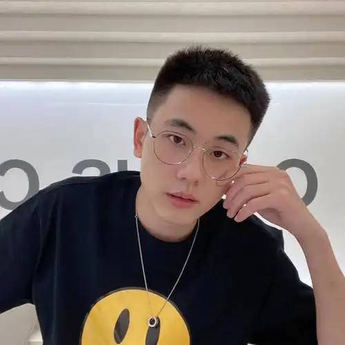 2,精简短发对于很多年轻的小哥哥来说,发型可能更加偏向于有刘海的