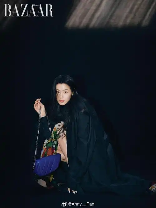 全智贤#韩国版时尚芭莎4月刊封面及内页简简单单,站在那里随便拍啪屯