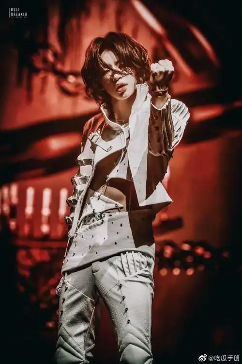 小鬼演唱会露腹肌##小鬼露腹肌##小鬼deadline巡演