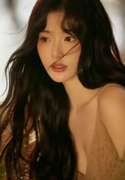 孔雪儿秋日明信片随拍 穿深v吊带露香肩秀美腿 好软糯温柔文艺性感