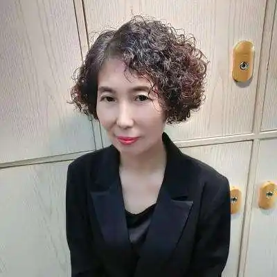 六十岁的老年女性怎样烫发好看?9款减龄的卷发,时髦洋气又大气插图14