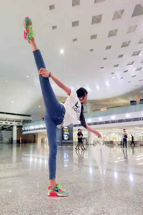 随时随地的一字马好身材的大长腿一字马美女写真图片