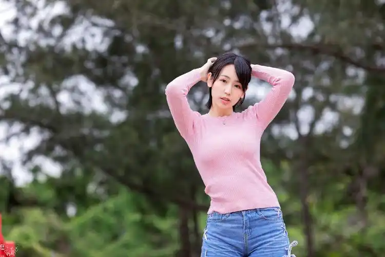 简单干练的冰丝衫,搭一条牛仔短裤,诠释了美女超凡脱俗的气质