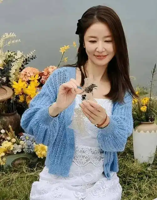 原创47岁的林心如体重只有92斤,有消息称她将来内地复出,你怎么看?