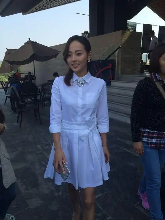 张嘉倪以前旧照皮肤也太黑了,胜在五官精致人还是很美