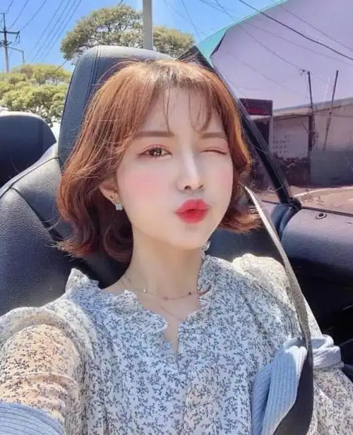 大饼脸的女孩子,选对了发型比减肥来的实在,网友:短发很瘦脸(胖脸女生