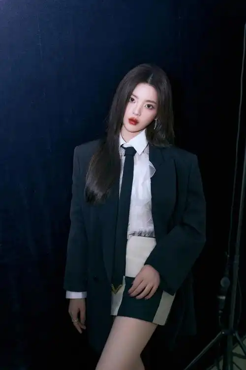 今天西装小羊@杨超越和你一起来到#超机智青年大会#,世界光怪陆离,只