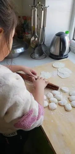 王欣妍小宝宝帮助奶奶一起包饺子