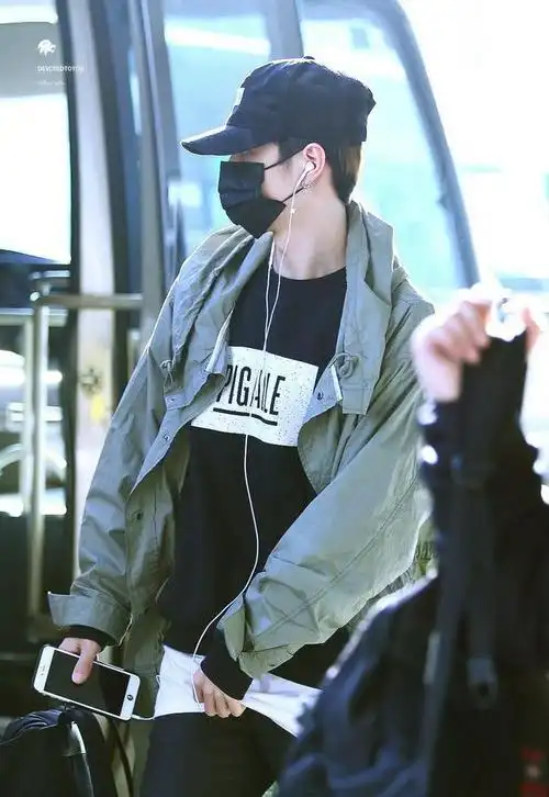 240118机场风范王一博帅气现身粉丝送上满满祝福