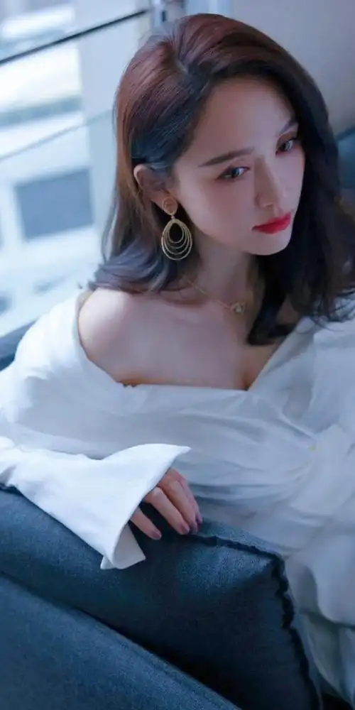 陈乔恩白色抹胸裙优雅写真壁纸|陈乔恩_新浪新闻