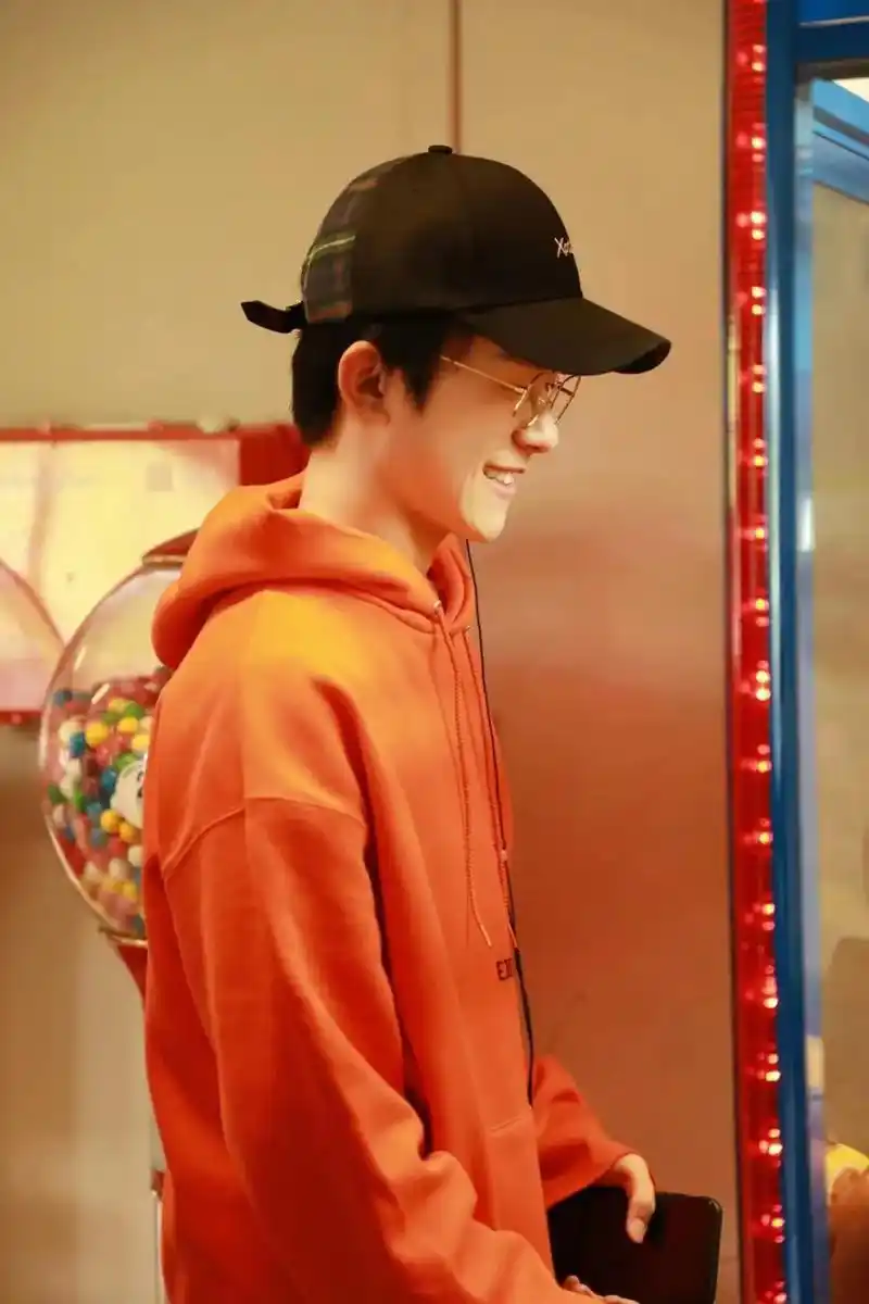 易烊千玺 #壁纸 运气交给锦鲤 你只管努力就行 - 抖音