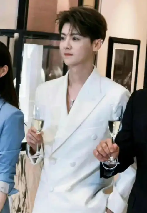 鹿晗戴耳骨钉##鹿晗项链好长