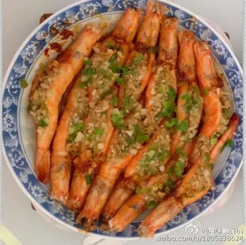 【蒜蓉蒸大虾】1.虾去须去足,剪开背部,用料酒,盐稍微腌一会儿.2.